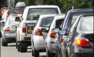 Les Français ont moins pris leur voiture en 2005 qu'auparavant: pour la première fois depuis près de 30 ans, la circulation des véhicules particuliers a diminué sous l'effet de la hausse des carburants et du développement de l'offre de transports collectifs.