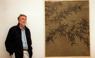 L'auteur Pierre Ryckmans, dit Simon Leys, le 1er avril 1998 à son domicile à Canberra