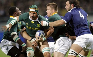 Lionel Nallet (à droite) attrape Victor Matfield par le col lors du match France-Afrique du Sud, le 13 novembre 2009