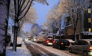 Des voitures bloquées par la neige à Clamart (Hauts-de-Seine) le 8 décembre 2010.