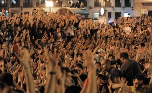 Les "indignés", qui réclament notamment une réforme de la loi électorale pour donner la parole aux petits partis, exclus du Parlement, prévoient de manifester à Madrid le 13 novembre puis le 19, veille du vote, défiant une interdiction décrétée par les autorités.