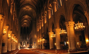 Eclairage intérieur de Notre-Dame de Paris, le 11 mars 2014.