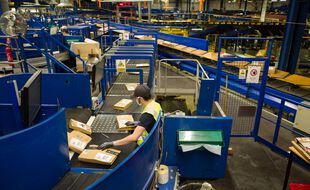 Un centre de tri de colis de La Poste, près de Toulouse. 