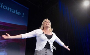 En meeting vendredi soir à Paris, Marine Le Pen a appelé son électorat à se mobiliser aux législatives pour envoyer des députés frontistes à l'Assemblée nationale et constituer une "vraie opposition" à la gauche au pouvoir.