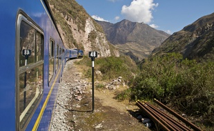 Le wagon panoramique du train ralliant Cuzco à Puno permet de prendre conscience de la démesure andine.