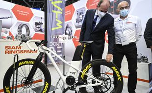 Face à la pénurie, Jean Castex essaie discrètement de voler une roue pour son vélo.