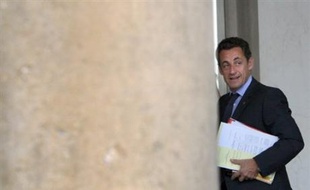 La nouvelle législation favorisant les heures supplémentaires, mesure économique phare de Nicolas Sarkozy, entre en vigueur lundi, alors que la majorité s'inquiète des difficultés que pourraient rencontrer certains salariés à en profiter pour arrondir leurs fins de mois.