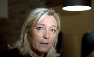 La présidente du Front National Marine Le Pen lors d'une conférence de presse pour annoncer sa candidature aux élections régionales en Nord-Pas-de-Calais/Picardie, le 30 juin 2015 à Arras