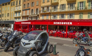 Reconnaissable à son mobilier rouge, le café Sénéquier est célèbre dans le monde entier.