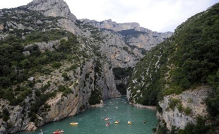 Les recherches ont repris samedi matin pour retrouver un couple de touristes et leurs deux enfants, partis faire du canoë jeudi après-midi sur le lac de Sainte-Croix, dans le Verdon, et dont l'embarcation a été retrouvée vide.
