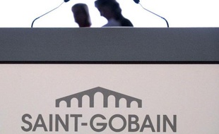 Le logo de Saint-Gobain lors de l'Assemblée générale du 6 juin 2013 à Paris