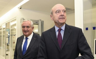 Les ex-Premiers ministres français Jean-Pierre Raffarin (g) et Alain Juppé, le 7 décembre 2015 à Paris