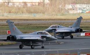 Avions de combat Rafale de Dassault sur la piste de Mérignac