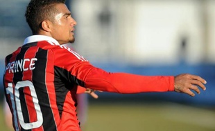 Le milieu de terrain ghanéen de l'AC Milan Kevin Prince Boateng, excédé par les cris racistes des supporteurs de la petite équipe de Pro Patria (4e div.), a quitté le terrain, jeudi à Busto Arsizio, provoquant l'interruption du match amical.