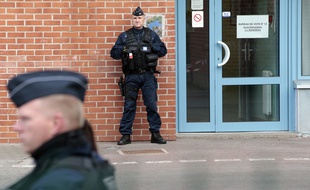 Des policiers devant un bureau de vote à Henin-Beaumont (Pas-de-Calais), le 23 avril dernier