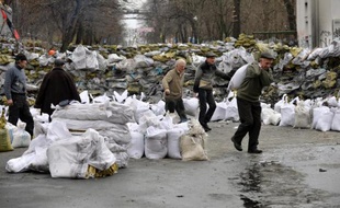 Des opposants renforcent les barricades avec des sacs de sable le 17 février 2014 à Kiev