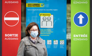 Une affiche expliquant les gestes barrières, dans les rues de Fribourg en Suisse le 16 octobre 2020.
