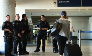 Des policiers lourdement armés en faction à l'aéroport international de Los Angeles, en Californie, le 25 novembre 2015