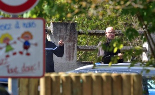 Le procureur de la République de Clermont-Ferrand, Pierre Sennès, mènent de nouvelles recherches pour trouver le corps de Fiona, le 13 mai 2014 à Aydat, dans le centre de la France