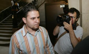 Mourad Benchellali, l'un des deux ex-détenus français de Guantanamo qui réclament l'audition de l'ancien commandant de la base américaine, en juillet 2006 lors de son procès à Paris