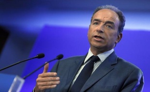 Jean-François Copé, candidat à la présidence de l'UMP, entend "briser un tabou" en dénonçant l'existence d'un "racisme anti-blanc" dans certains quartiers, dans son livre "Manifeste pour une droite décomplexée", ce qui a suscité mercredi l'ironie au FN.
