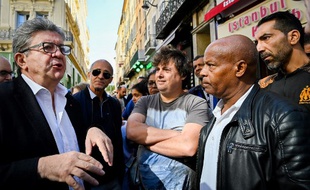Le leader de La France Insoumise (LFI) Jean-Luc Melenchon discute avec des passants à Marseille, le 5 octobre 2019.