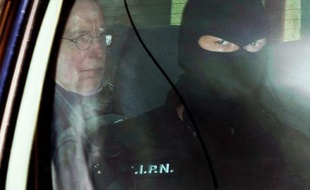Michel Fourniret à son arrivée à la prison de Charleville-Mézières après avoir été condamné à perpétuité incompressible, le 28 mai 2008.