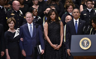 (de d à g) Le président américain Barack Obama, son épouse Michelle Obama, l'ex-président George W. Bush et son épouse Laura Bush, le 12 juillet 2016 à Dallas