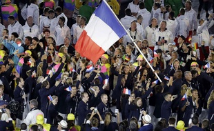 Teddy Riner et la délégation française défilent à Rio le 5 août 2016.