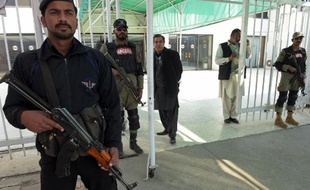 Des forces de sécurité à l'entrée du bâtiment du Parlement à Islamabad, le 6 janvier 2015