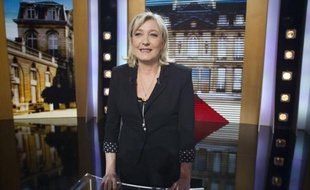 Le ministre de l'Intérieur Claude Guéant a affirmé mercredi qu'il serait "normal" que la candidate FN Marine Le Pen à l'Elysée "soit présente dans la compétition" présidentielle