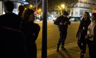 Illustration: Un policier dans la rue à Paris.