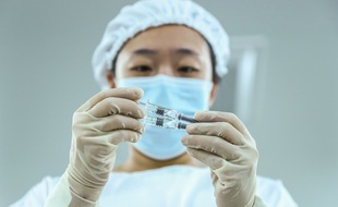 Une infirmière vérifiant des vaccins Sinopharm, à Pékin le 30 décembre 2020.