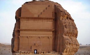 "Magnifique!": l'Irlandaise Angela MissKelly, époustouflée par Al-Hijr, site archéologique nabatéen du nord-ouest de l'Arabie saoudite, résume l'enchantement des visiteurs lorsqu'ils découvrent ce site longtemps caché au regard des touristes.