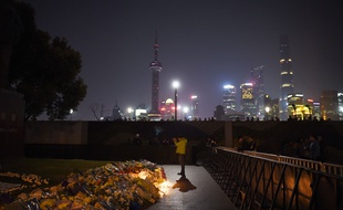Un homme prie sur le site de la bousculade mortelle qui a fait 36 morts le soir du nouvel an à Shanghaï.