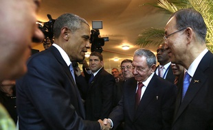 Poignée de main entre Barack Obama et Raul Castro au Panama, le 10 avril 2015.