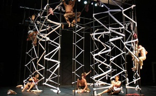 Des membres du cirque Archaos et de la compagnie de danse Sylvie Guillermin interprètent ensemble "Parallèle 26", une création présentée le 19 janvier 2006 en ouverture du 7ème Festival du Cirque Contemporain de La-Seyne-sur-Mer.