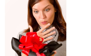 Une personne déçue par son cadeau.