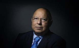 Le président du Conseil français du culte musulman, Dalil Boubakeur, pose le 10 mars 2015 à Paris