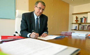 Le président PS de Rhône-Alpes déplore le manque de mesures prises par le Président pour soutenir l'industrie.