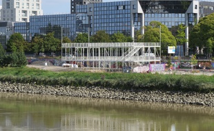 La guinguette est en cours de montage quai Doumergue à Nantes