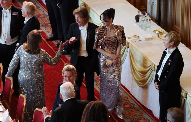 Parmi les têtes couronnées, d’autres têtes toutes aussi connues étaient présentes au dîner comme Elton John, ou ici Mick Jagger, visiblement surpris (ou effrayé) de croiser une vieille connaissance.
