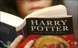 Une bombe a été désamorcée dans la nuit de vendredi à samedi dans une voiture garée près d'un centre commercial de Karachi, dans le sud du Pakistan, où devait se presser la foule dès l'aube pour la vente du dernier tome de la saga Harry Potter, a indiqué la police.