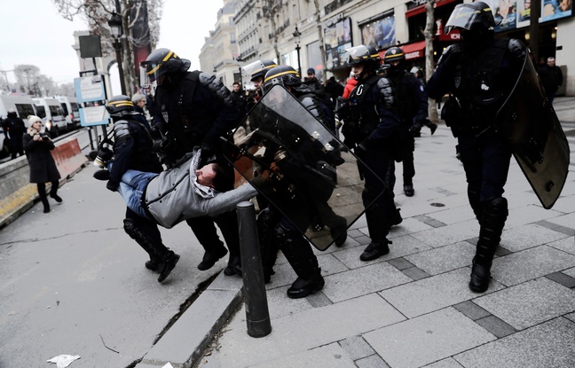 «Gilets Jaunes»: Christophe Castaner a décoré des policiers soupçonnés de faits de violences