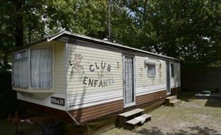 La caravane abritant le "club pour enfants" dans le camping Pleine Forêt de Andernos-les-Bains, le 21 juillet 2014