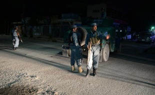 Des policiers afghans devant le Park Palace, une résidence attaquée le 13 mai 2015 par des talibans à Kaboul