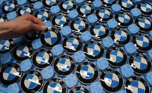 Le constructeur automobile allemand BMW, roi du haut de gamme, s'est dit mardi "prudemment optimiste" pour 2013, année pour laquelle il vise un bénéfice avant impôts proche de celui de 2012.