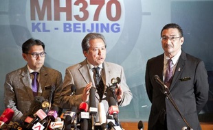 Les ministres malaisiens des Affaires étrangères Anifah Aman et de la Défense et des Transports Hishammuddin Hussein lors d'une conférence de presse le 18 mars 2014 à Kuala Lumpur