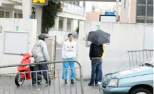 Hier, devant le lycée, le calme était revenu dès la pause déjeuner.