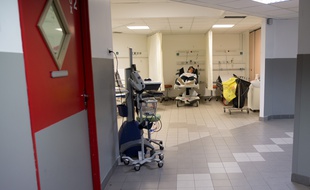 Illustration des services d'urgence dans un hôpital en France.